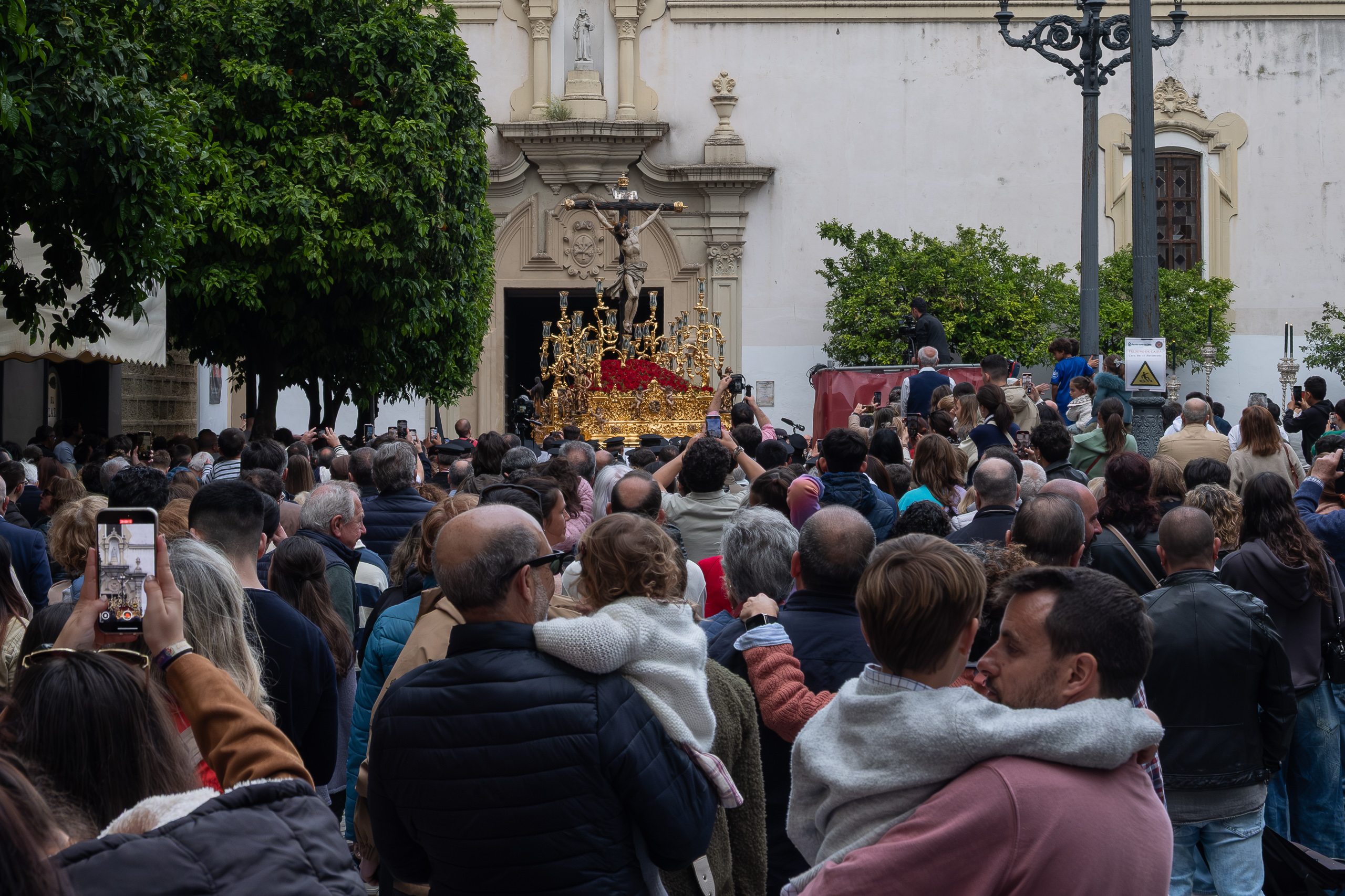 Zwei Pasos brechen aus der Kirche auf